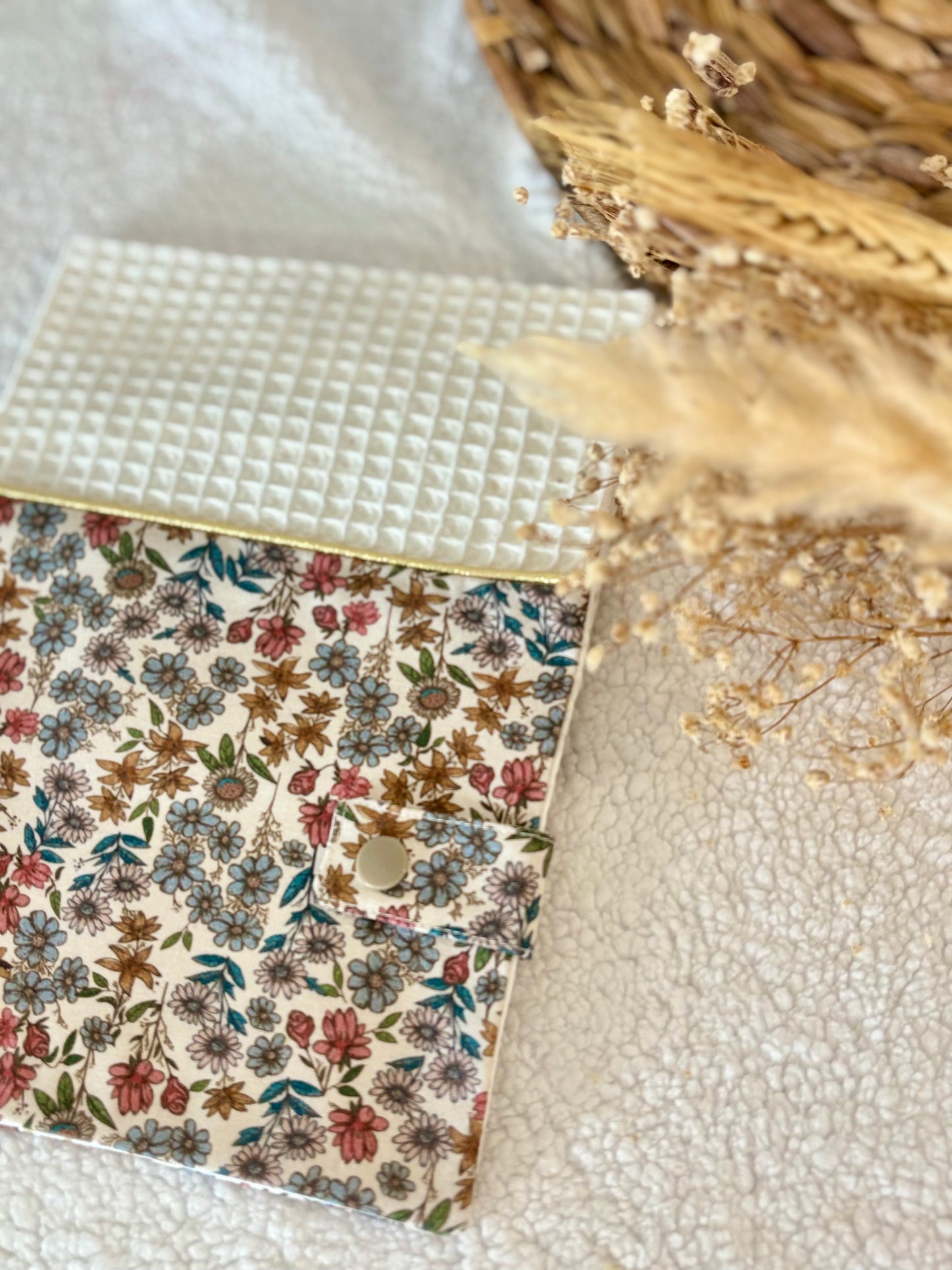 🌿✨ Protège Carnet de Santé - Nid d’Abeille & Pensées Sauvages ✨🌸