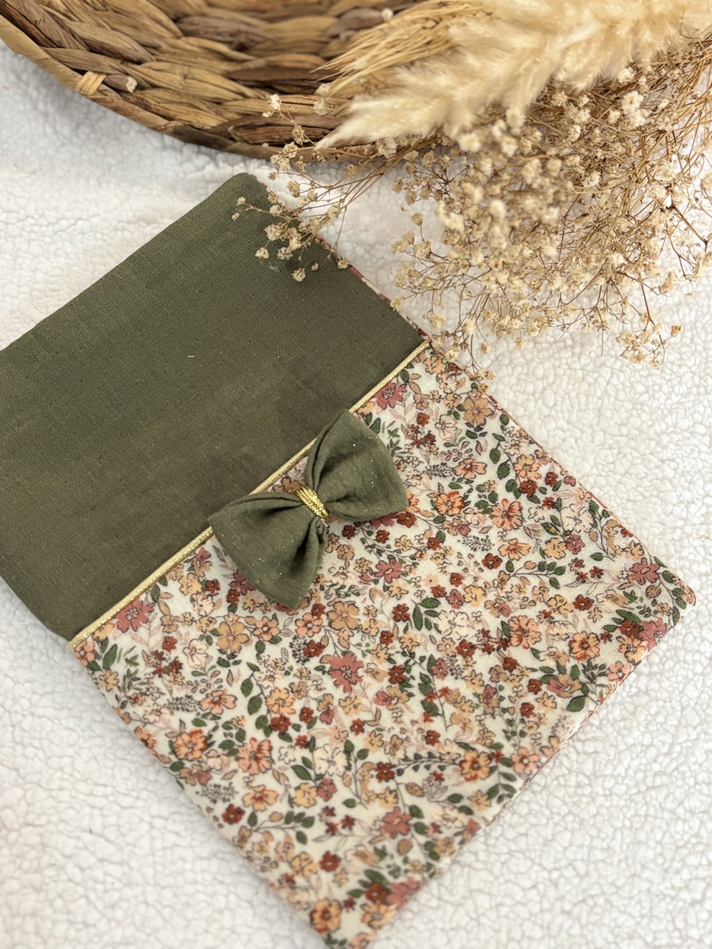 💚✨ Protège Carnet de Santé - Vert Irisé & Motifs Fleuris ✨🌿