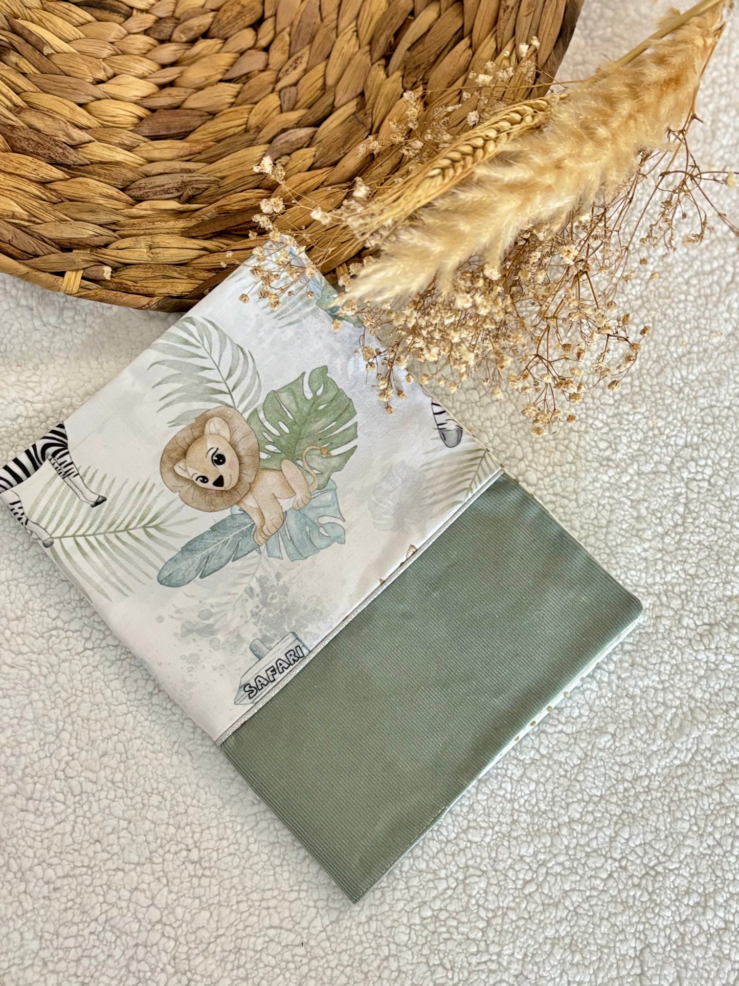 🦁✨ Protège Carnet de Santé - Motif Lion & Vert d’Eau ✨🌿