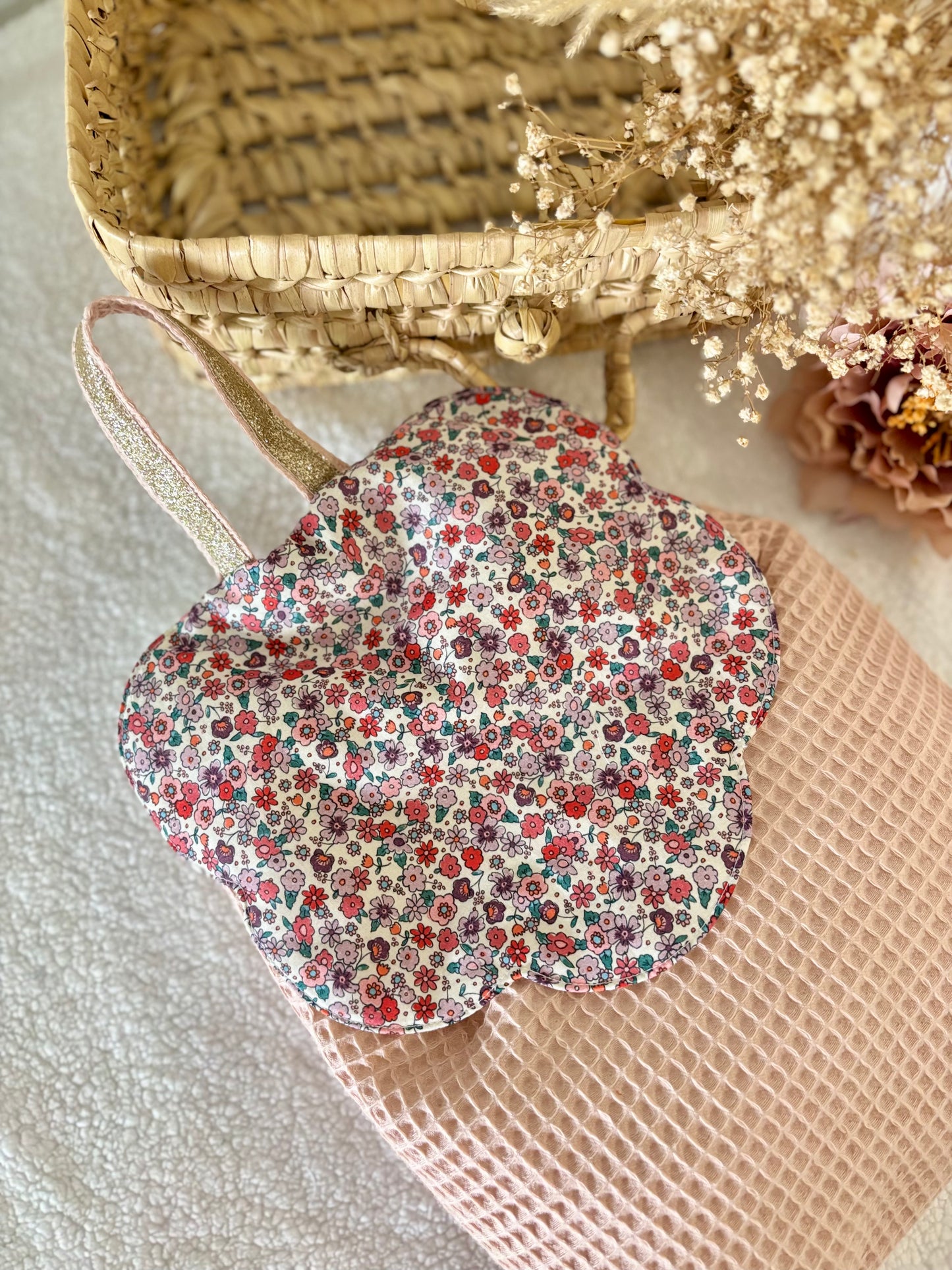 🌸✨ Sac de Crèche - Base Rose Nid d’Abeille & Rabat Fleur Fleuri ✨🌸