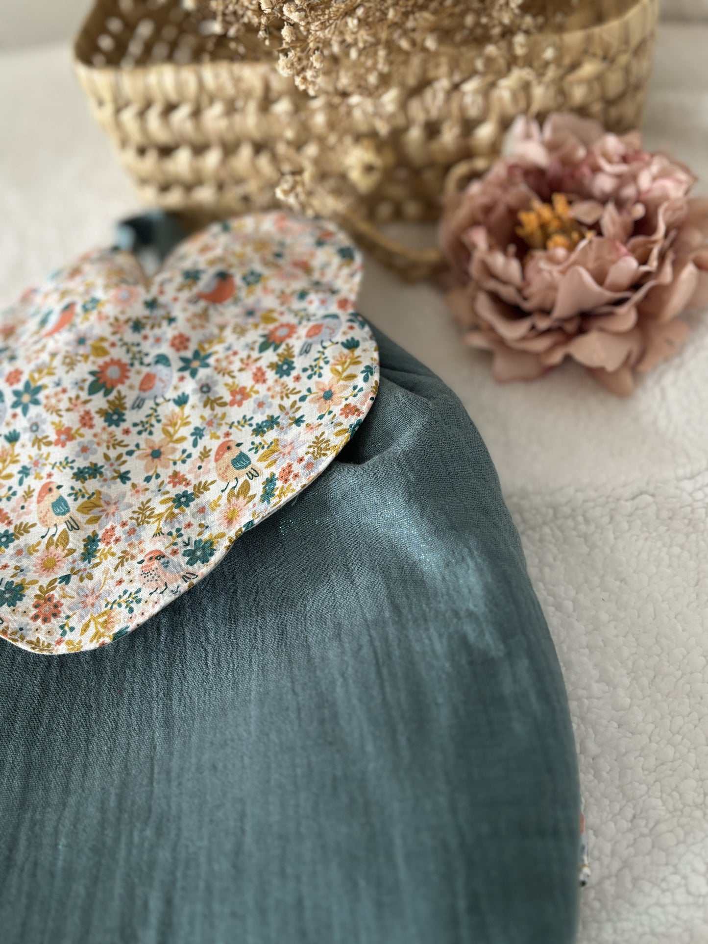 ✨🕊️ Sac de Crèche - Gaze de Coton Irisée & Rabat Fleuri aux Motifs Oiseaux 🌸✨