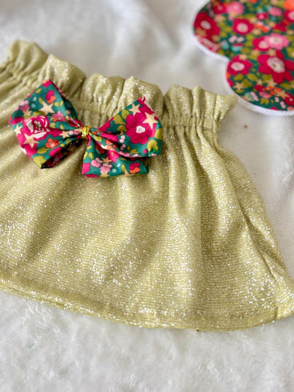 Ensemble Jupette doré et bavoir Liberty
