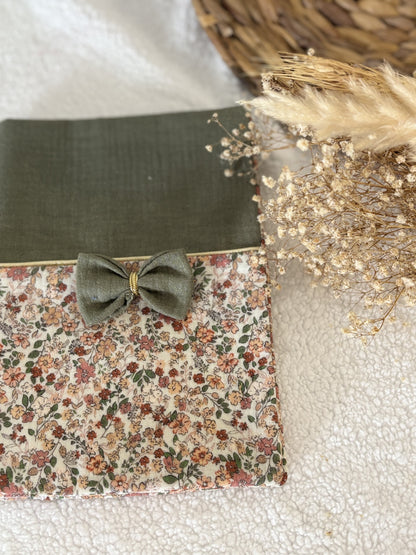 💚✨ Protège Carnet de Santé - Vert Irisé & Motifs Fleuris ✨🌿