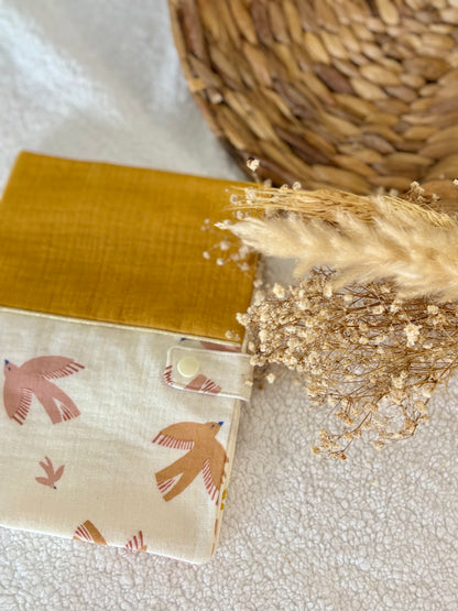 🐦✨ Protège Carnet de Santé - Gaze de Coton Moutarde & Motifs Oiseaux ✨🍂