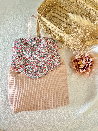 🌸✨ Sac de Crèche - Base Rose Nid d’Abeille & Rabat Fleur Fleuri ✨🌸