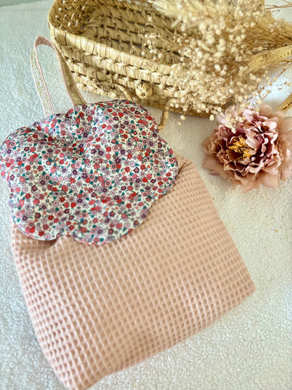 🌸✨ Sac de Crèche - Base Rose Nid d’Abeille & Rabat Fleur Fleuri ✨🌸